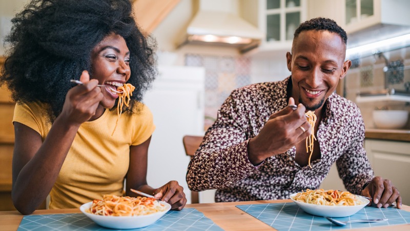 Deux personnes qui mangent la bonne quantité de spaghettis